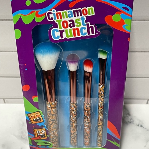 Cinnamon Toast Crunch Makeup Set - Picture 2 of 8
